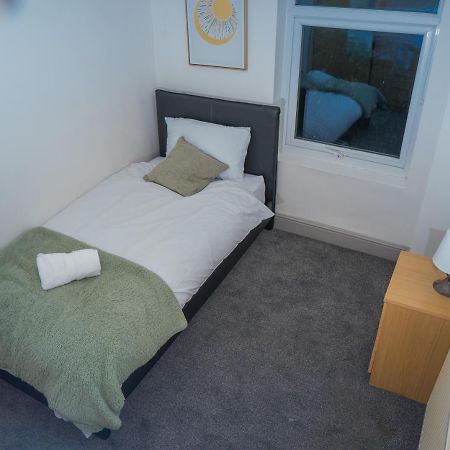 The Highfield Villa, 5 Bedrooms, Northampton Centre, Sleeps 10 المظهر الخارجي الصورة