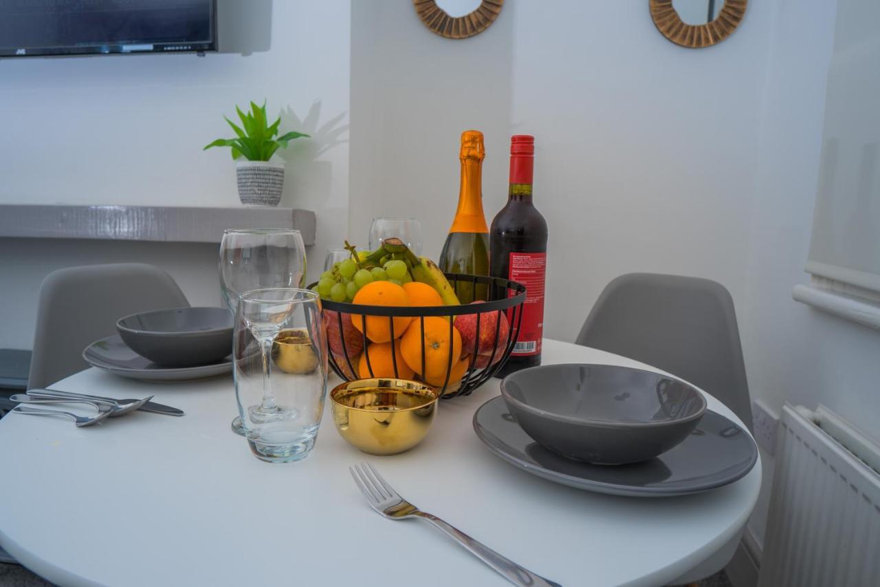 The Highfield Villa, 5 Bedrooms, Northampton Centre, Sleeps 10 المظهر الخارجي الصورة