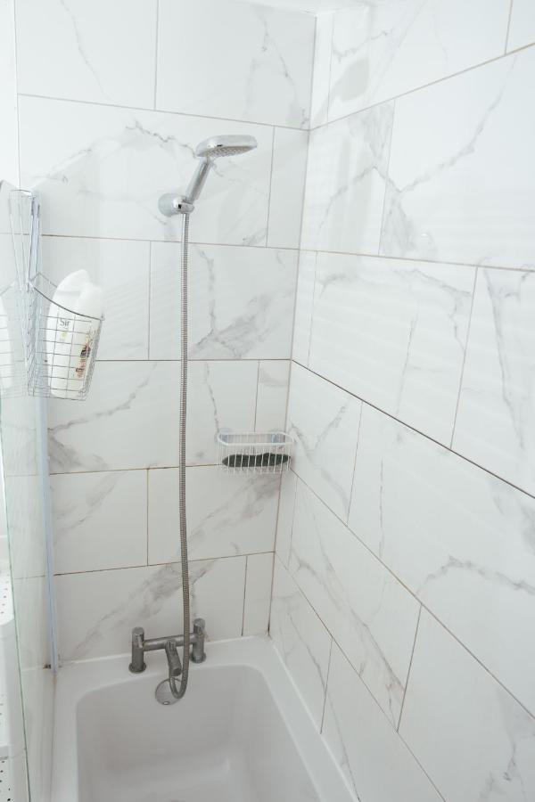 The Highfield Villa, 5 Bedrooms, Northampton Centre, Sleeps 10 المظهر الخارجي الصورة