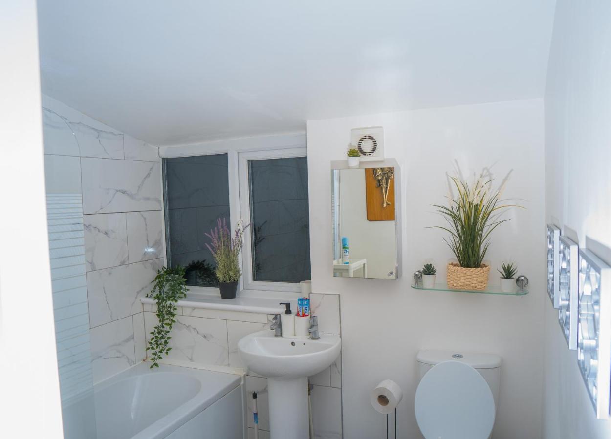 The Highfield Villa, 5 Bedrooms, Northampton Centre, Sleeps 10 المظهر الخارجي الصورة