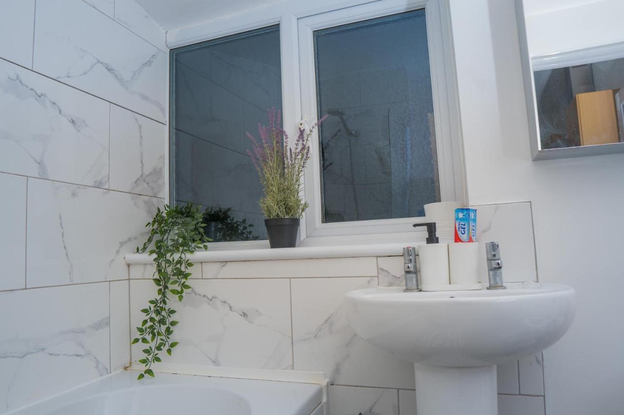 The Highfield Villa, 5 Bedrooms, Northampton Centre, Sleeps 10 المظهر الخارجي الصورة