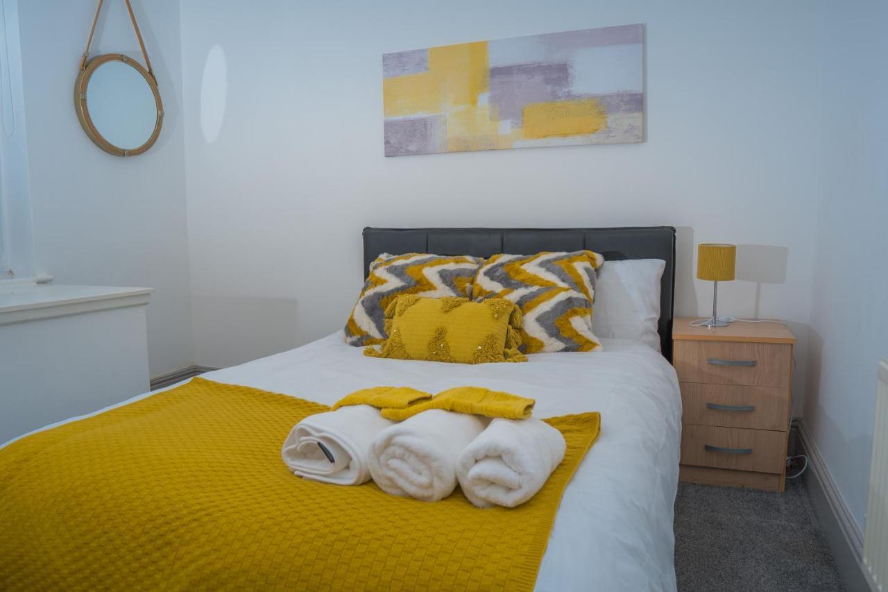 The Highfield Villa, 5 Bedrooms, Northampton Centre, Sleeps 10 المظهر الخارجي الصورة