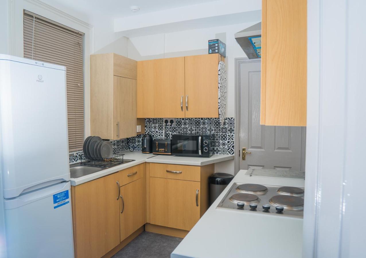 The Highfield Villa, 5 Bedrooms, Northampton Centre, Sleeps 10 المظهر الخارجي الصورة