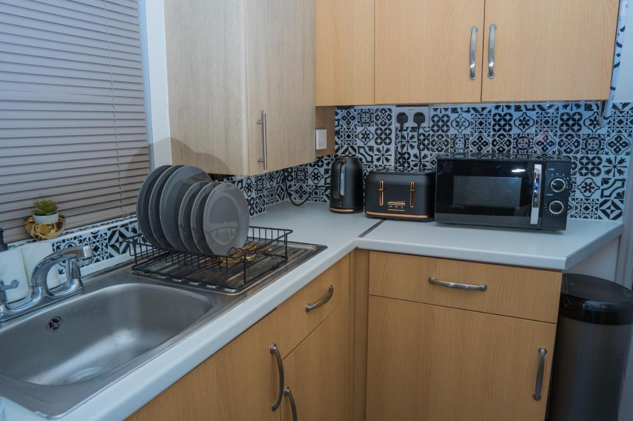 The Highfield Villa, 5 Bedrooms, Northampton Centre, Sleeps 10 المظهر الخارجي الصورة