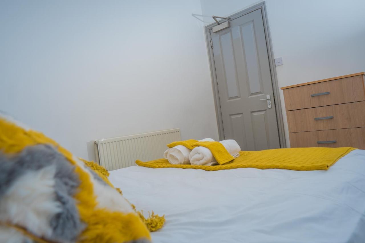 The Highfield Villa, 5 Bedrooms, Northampton Centre, Sleeps 10 المظهر الخارجي الصورة