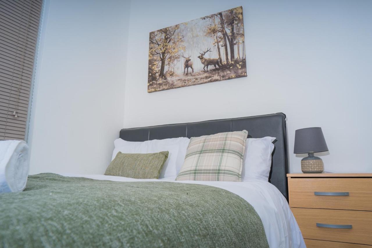 The Highfield Villa, 5 Bedrooms, Northampton Centre, Sleeps 10 المظهر الخارجي الصورة