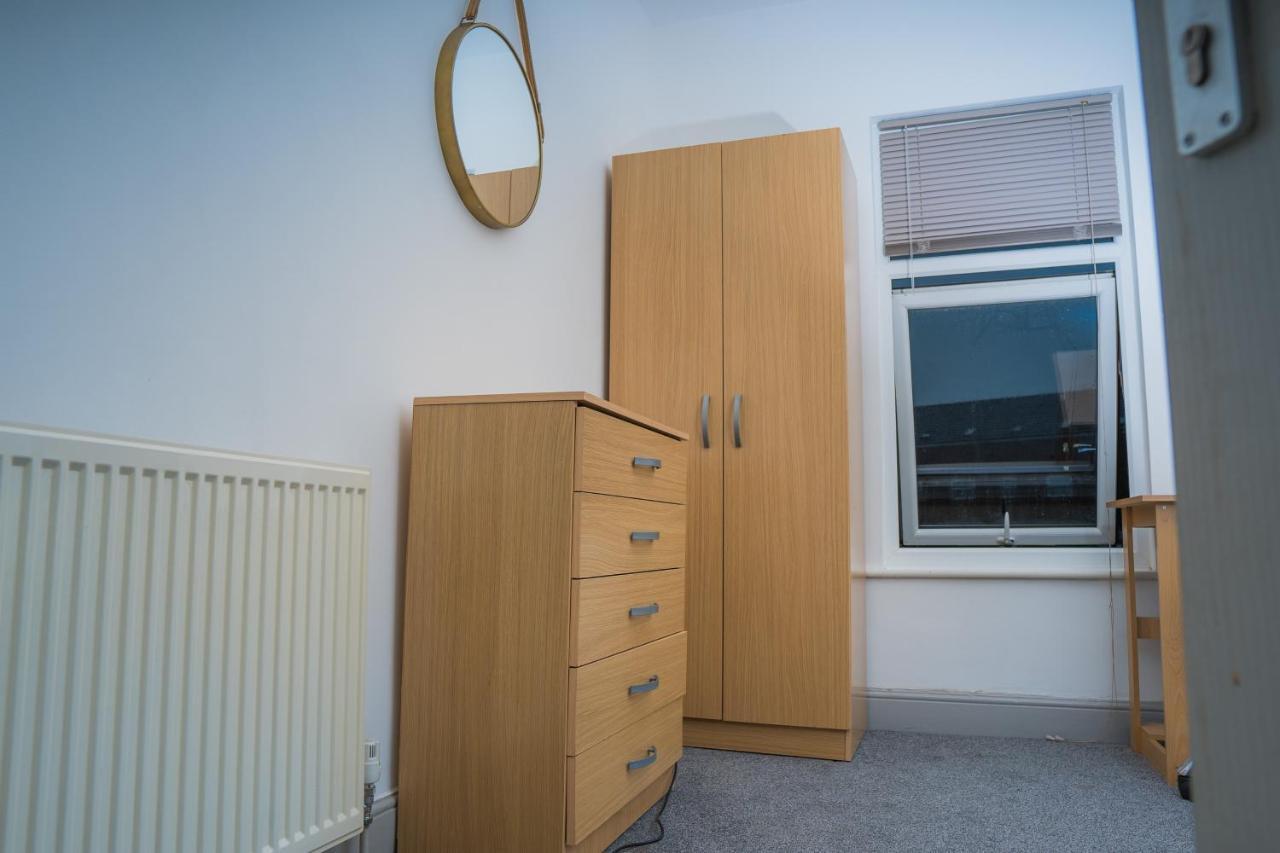 The Highfield Villa, 5 Bedrooms, Northampton Centre, Sleeps 10 المظهر الخارجي الصورة