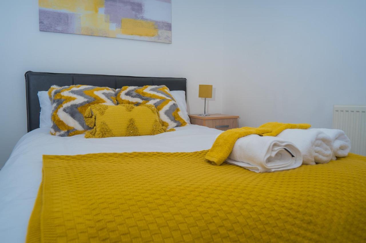 The Highfield Villa, 5 Bedrooms, Northampton Centre, Sleeps 10 المظهر الخارجي الصورة