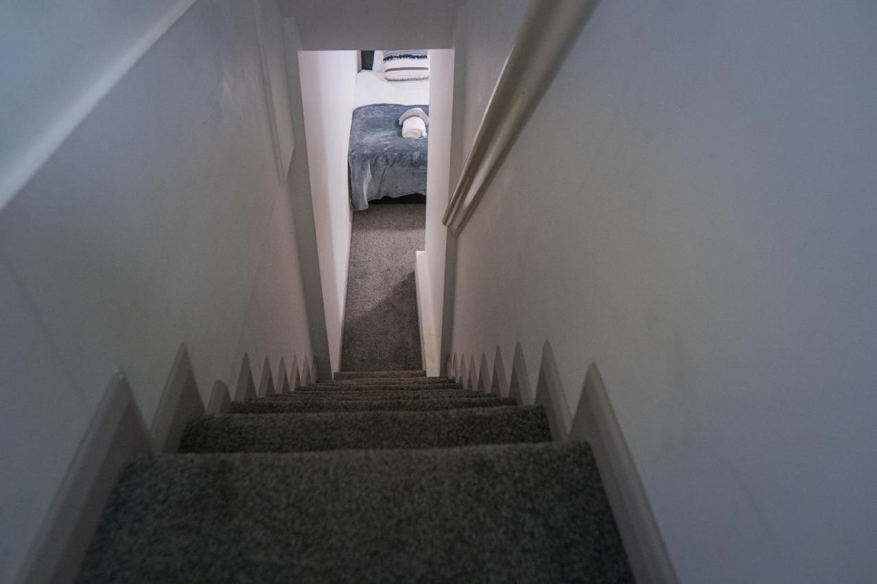 The Highfield Villa, 5 Bedrooms, Northampton Centre, Sleeps 10 المظهر الخارجي الصورة