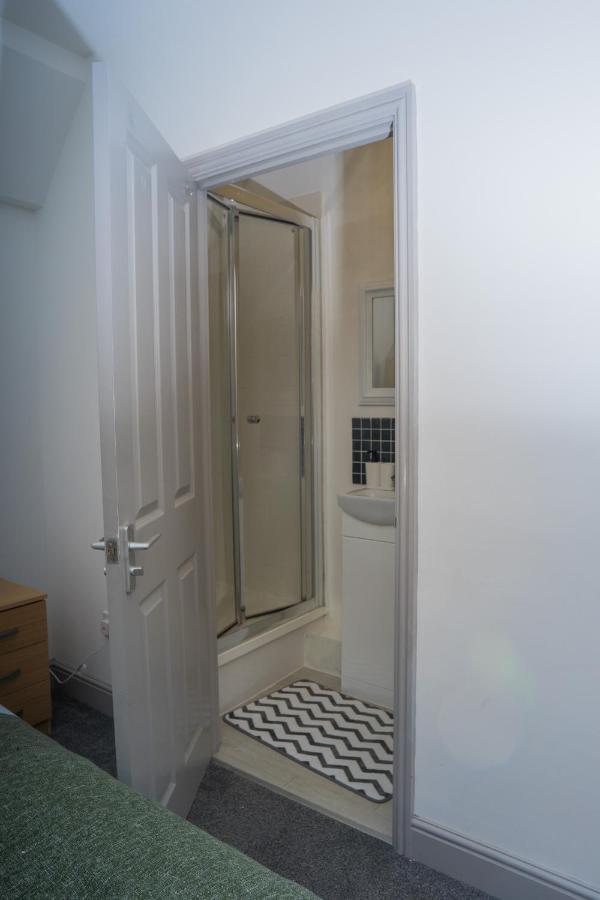 The Highfield Villa, 5 Bedrooms, Northampton Centre, Sleeps 10 المظهر الخارجي الصورة