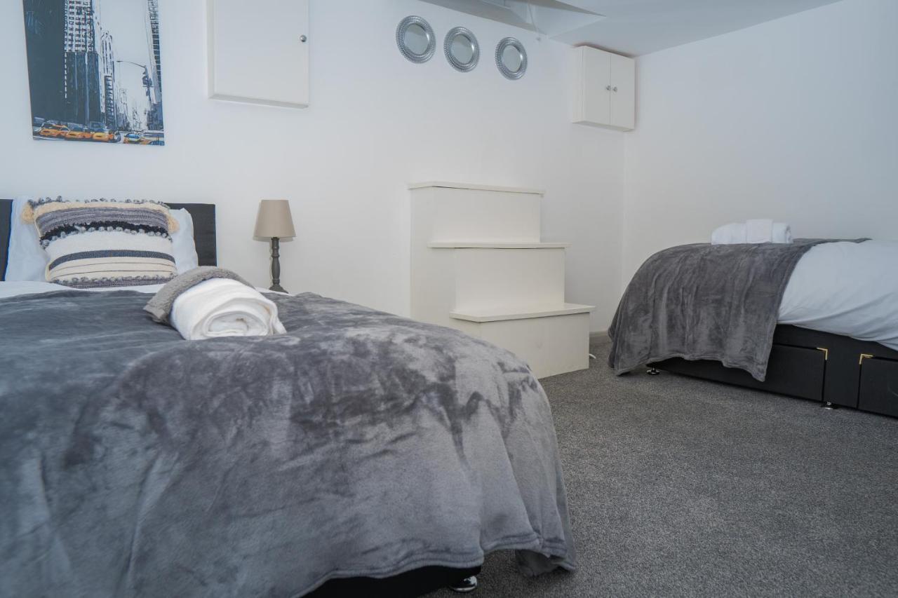 The Highfield Villa, 5 Bedrooms, Northampton Centre, Sleeps 10 المظهر الخارجي الصورة