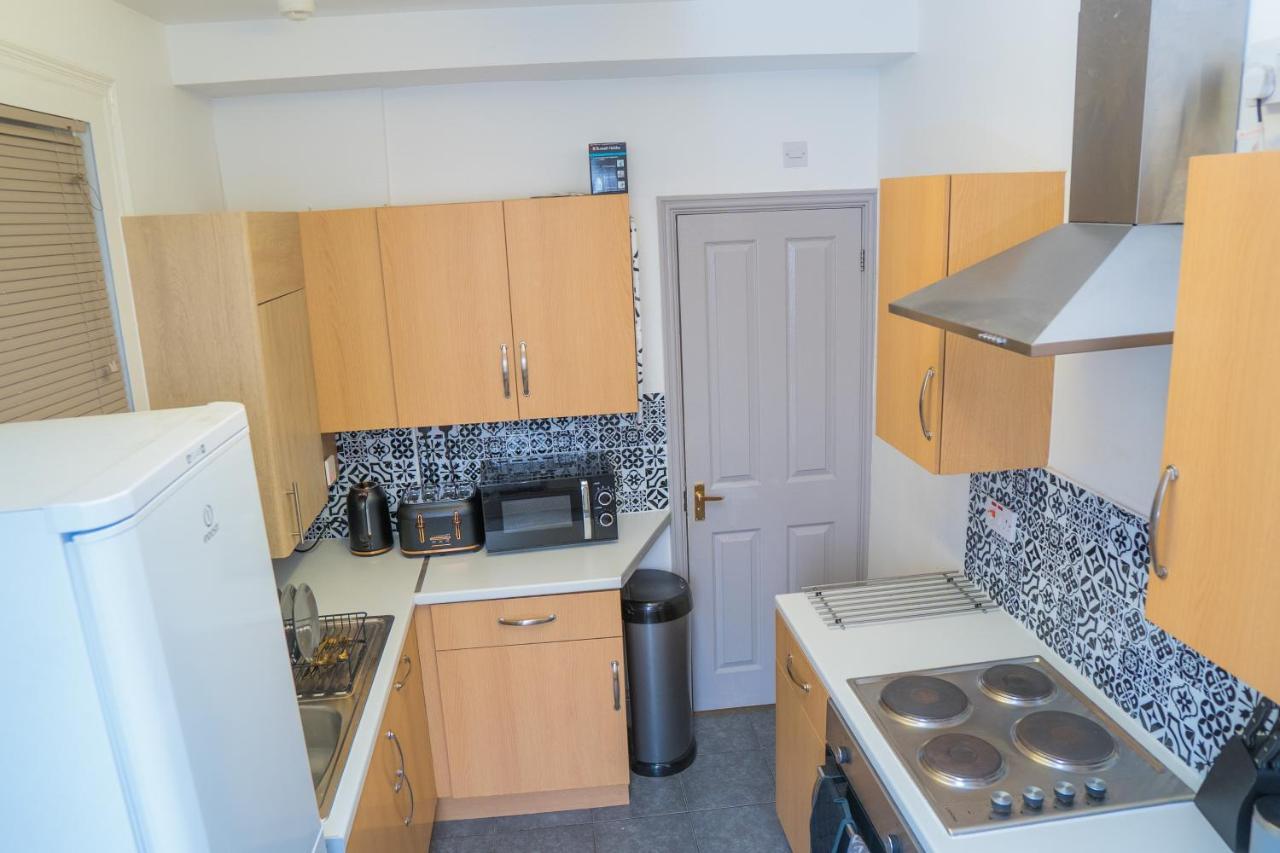 The Highfield Villa, 5 Bedrooms, Northampton Centre, Sleeps 10 المظهر الخارجي الصورة