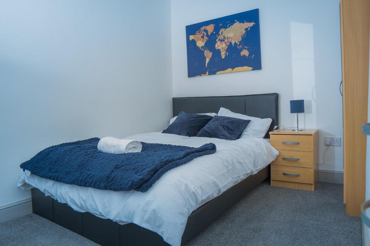 The Highfield Villa, 5 Bedrooms, Northampton Centre, Sleeps 10 المظهر الخارجي الصورة
