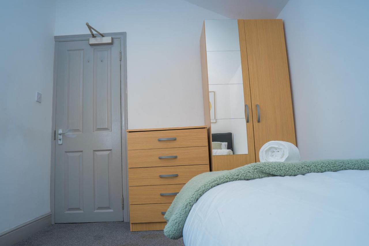 The Highfield Villa, 5 Bedrooms, Northampton Centre, Sleeps 10 المظهر الخارجي الصورة