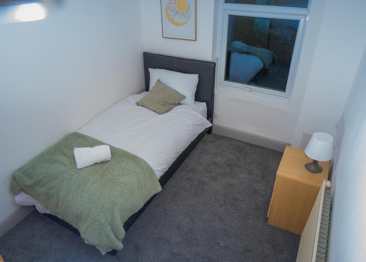 The Highfield Villa, 5 Bedrooms, Northampton Centre, Sleeps 10 المظهر الخارجي الصورة