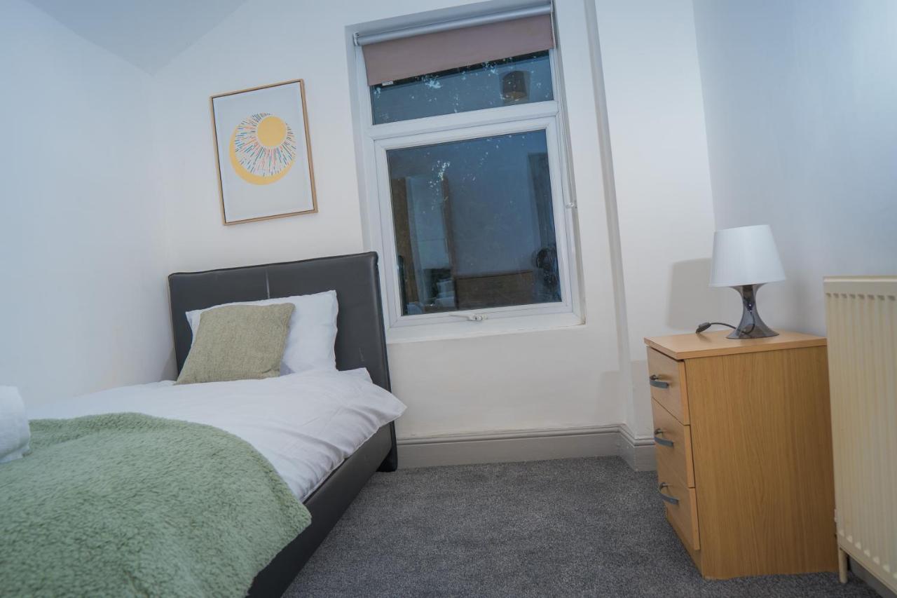 The Highfield Villa, 5 Bedrooms, Northampton Centre, Sleeps 10 المظهر الخارجي الصورة