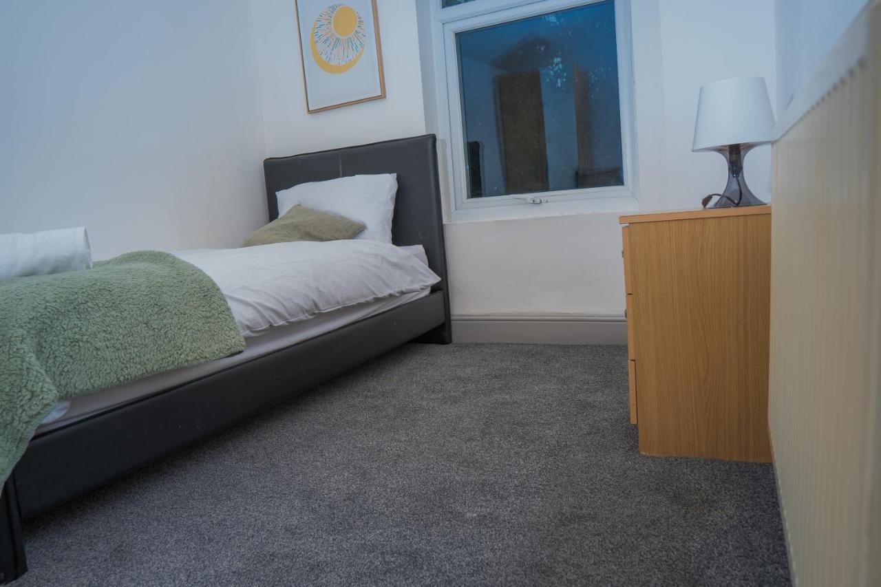 The Highfield Villa, 5 Bedrooms, Northampton Centre, Sleeps 10 المظهر الخارجي الصورة