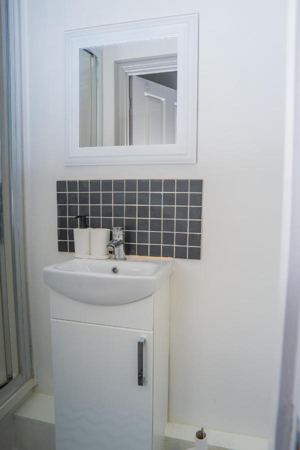 The Highfield Villa, 5 Bedrooms, Northampton Centre, Sleeps 10 المظهر الخارجي الصورة