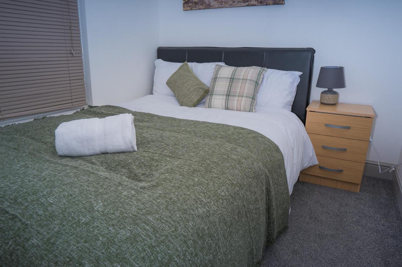 The Highfield Villa, 5 Bedrooms, Northampton Centre, Sleeps 10 المظهر الخارجي الصورة