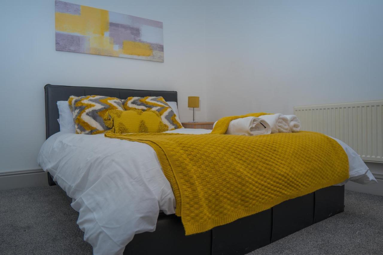 The Highfield Villa, 5 Bedrooms, Northampton Centre, Sleeps 10 المظهر الخارجي الصورة