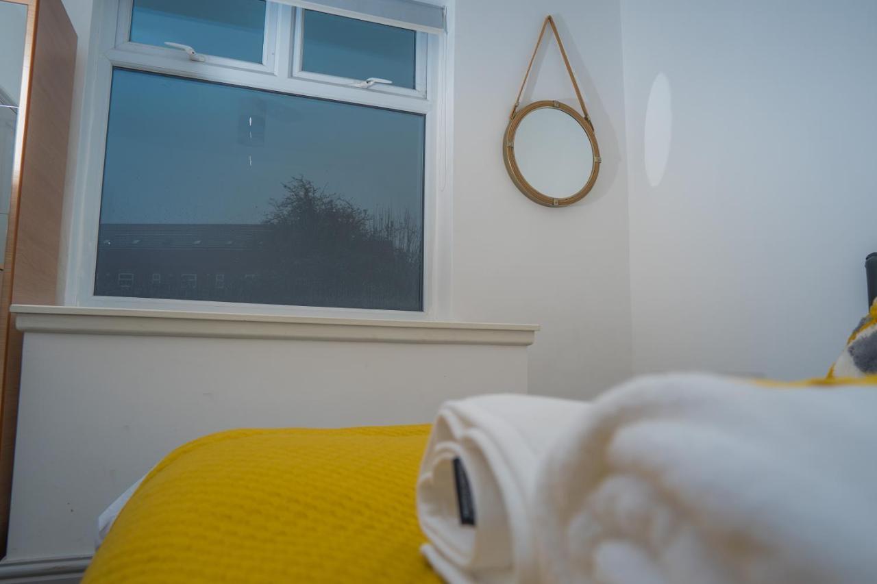 The Highfield Villa, 5 Bedrooms, Northampton Centre, Sleeps 10 المظهر الخارجي الصورة