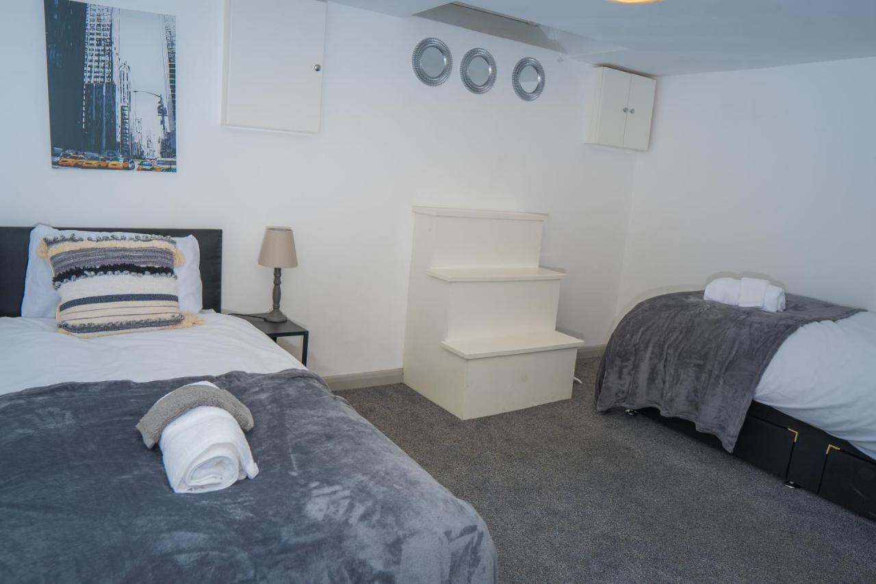 The Highfield Villa, 5 Bedrooms, Northampton Centre, Sleeps 10 المظهر الخارجي الصورة